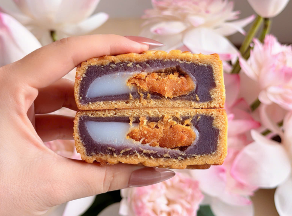Bánh trung thu khoai môn mochi chà bông trứng muối