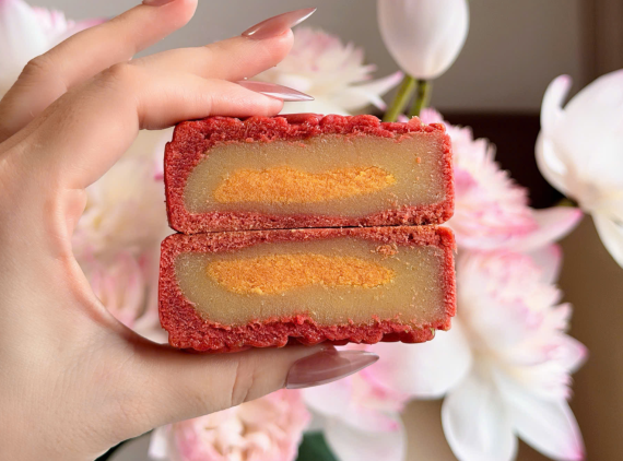 Bánh trung thu đậu xanh trứng muối hoàng kim