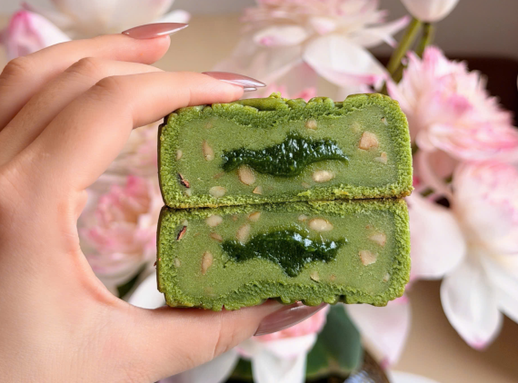 Bánh trung thu trà xanh lưu sa hạt điều