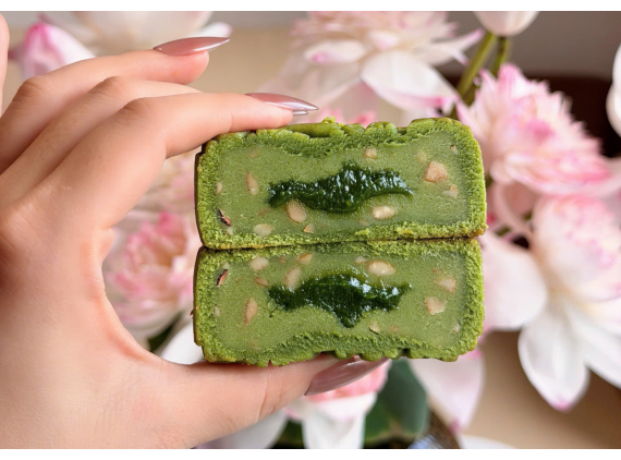 Bánh trung thu trà xanh lưu sa hạt điều